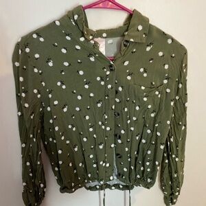 green w/ white flowers, long sleeved buttoned up blouse (size:s/m)